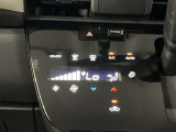 段差のないパネルスイッチのオートエアコン付きです。予め温度設定すれば後はセンサーが感知して設定温度を保ってくれますので快適なドライブが楽しめます。雨の日のガラスの曇りもなく安全な運転ができます。