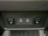 後席用シートヒーターとUSB電電です。