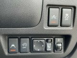 ヘッドランプの照射角度の調整ができます。後席、トランクに荷物満載時、ヘッドライトの上向きを調整できます。