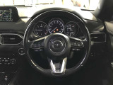 ご覧のようにステアリングスイッチが付いており、ハンドルから手を離さずに簡単なオーディオ操作が容易にできます☆