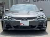 シングルフレームグリルはAudiの象徴的なデザイン要素であり、一目でAudiとわかるスタイル、大きくて迫力のある形状が車のスポーティな印象を強調しており、魅力的なデザインとなっています。
