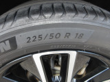 タイヤサイズは、225/50R18です。