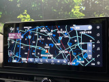 【メーカー純正ナビ】インテリアに溶け込むスタイリッシュな「専用設計」メーカーナビを装備♪視認性や操作性など基本性能にも優れ、より上質なカーライフをお楽しみいただけます。