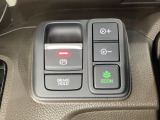 セレクトレバーの右に電子制御パーキングブレーキがあります。スイッチひとつで、停車した地点の傾斜などをシステムが検知・判断してブレーキ力を自動的に最適制御し、しっかり停車できるパーキングシステムです。