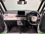 明るいコーディネートカラーに包まれた運転席空間。フロントガラス面積や位置取りが良く、Aピラーの内装色や形状にこだわることで前方・右前・左前方向の視認性がいいですよ!