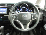 ハンドルの両側に操作ボタンが付いております。運転しながら操作ができるのでとっても便利!
