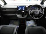 運転にかかわる様々な操作を安全に行えるように視点移動が少なく、操作性に配慮されたスイッチ類が凝縮されたコクピットです。