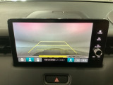 【バックカメラ】運転が苦手な方も車庫入れラクラクです!ギアをリバースに入れれば自動的に切り換わりますので、面倒な操作は不要です♪狭い駐車場もお車を傷つけず安心ですね!