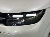 【LEDヘッドライト】悪天候や夜間走行時も良好な視界を確保し安心して運転できる高輝度LEDヘッドライトを装備!点灯速度が早く、消費電力も抑えられています。