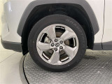 機敏さを引き立てる純正アルミ 225/60 R18 装着!