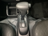 CVT車のセレクトレバーです。低速から高速まで、変速ショックのないスムーズな走りを実現するとともに、エンジン効率のよい領域を維持することで燃費にも貢献します。