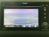 【バックカメラ】運転が苦手な方も車庫入れラクラクです!ギアをリバースに入れれば自動的に切り換わりますので、面倒な操作は不要です♪狭い駐車場もお車を傷つけず安心ですね!