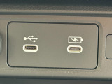 前席の方向けにUSBポートが充電用1か所、ナビ接続用1か所ございます☆
