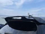 注目のMパフォーマンス製リヤスポイラーを装着!リヤビューのスポーティさと迫力を大幅に高めています。