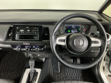 【ハンドル】運転にかかわる様々な操作を安全に行えるように視点移動が少なく操作性に配慮されたスイッチ類が凝縮されたコックピットです。