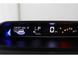 視線移動が少なく疲れにくいセンターメーター!昼間でも夜間でもくっきり見やすいメーターとなっております。
