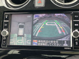 アラウンドビューモニター、駐車中の車を空から見下ろしているかのような映像で表示し、駐車をアシストします