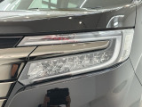 LEDヘッドライトは、点灯の瞬間から最大光量を発揮し、突然暗くなるトンネルなどでの安定感を高めます。