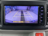 バックモニターで、後方を確認しながら安心して駐車することができます。※カメラが映し出す範囲は限られています。必ず車両周辺の安全を直接確認してください。