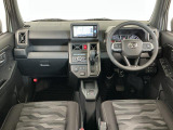 【インパネ】運転のしやすさを最優先に設計された見晴らしの良いフロントビュー。車両間隔が掴みやすく狭い道でも安心♪「安全」と「品質」を最優先に、安心してお乗りいただけるクルマを提供いたします。