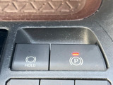 【電動パーキングブレーキ】パーキングブレーキは便利な電動式!ボタン一つで操作でき、アクセルを踏めば自動で解除されます♪レバーやペダルが無いので運転席廻りもすっきりしますね♪