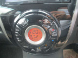 ★オートエアコン★温度設定だけで車がいつも快適に自動調整します♪風量や吹き出し口も自動で行われます。もちろんお好みの設定にも調整可能です♪