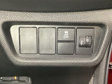 ハンドルの右側にはヘットライトリベライザーとVSA(ABS+TCS+横滑り抑制)の解除スイッチがついています。ヘッドライトリベライザーは道路状況や積荷の加重に応じてライトの高さを調節できます。