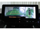 後退時に車両の後ろ側をモニター画面に表示します。車庫入れなどでバックする際に後方確認ができて便利です。