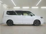 リアには左右スライドドアを採用。狭い駐車場でも開閉しやすく、強風の日でもドアが煽られにくくなっております。小さなお子さまやご年配の方も安心して乗り降りできます。