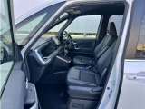 高いホールド性で運転姿勢が安定します。長距離ドライブでも疲れにくいのが魅力です。快適なドライビングライフをお送りください♪
