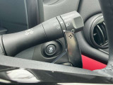 【パドルシフト】ハンドルの裏側に取り付けられたレバーのことで、ステアリングから手を離さずに指先でシフトチェンジができる装置です。マニュアル車のようにスポーティな運転の楽しさを味わうことも可能です!!