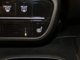【シートヒーター】シートヒーター装備車です。寒い冬に乗車中とても暖かく快適に移動できます。冷え性の方にピッタリの装備です!