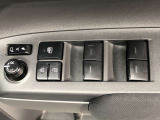 パワーウィンドには、子供がスイッチを押しても窓を開けることができないように、ロック機能も付いています。手を出したりすることを防ぐことができるので安心です。