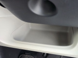 運転席周辺の収納も充実したドライバーズロアポケット。細かな使い勝手にも配慮されています。