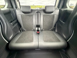 当社の中古車は、フロアマット付きで販売しておりません。中古車という特性上匂いや見栄えなどの状態が左右される為です。純正、社外の新品マットをご検討いただけます。予め得ご了承下さい。