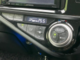 【オートエアコン】一度お好みの温度に設定すれば、車内の温度を検知し風量や温度を自動で調整。暑い&hellip;寒い&hellip;と何度もスイッチ操作をする必要はありません。快適な車内空間には必須の機能ですね♪