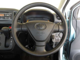 快適な操作性の運転席です。ハンドルも綺麗に清掃済みです。