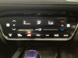 オートエアコンがついてますので、簡単操作で快適に過ごせます。リア熱線のスイッチの中にサイドミラーヒーターも入っています。パネル内のシートヒータースイッチは前席の左右別々に温度設定ができます。