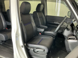 運転席は、大きな座面と包み込むような背もたれがドライバーの身体全体をしっかり支えます。上質なシート素材と座り心地のよいクッションを採用し、長時間の運転やコーナーの多い道も快適です。