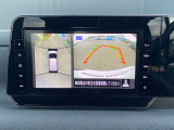 上からまる見え!アラウンドビューモニターの画像です。純正ナビに映してあります。お車を真上から見たような映像をミラーやナビ画面に映し出す事によって、車両の周囲を確認し、駐車時や発進時の運転をサポート。
