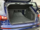 開口部が低く設定されているので、荷物の積み下ろしがスムーズに行えます。更に分割可倒式リアシートの採用でシートのバックレストを倒すと、大きく長い荷物も積み込めます。
