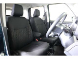 厚みがあって、座り心地のいいシート。運転席も助手席もリラックスしてゆったりと座れます。
