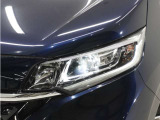 LEDヘッドライト+アクティブコーナリングライト。省電力で、明るく遠くまで照らすヘッドライト。交差点などで進行方向の内側を照らし、右左折時の歩行者などをより見やすくする機能もプラス。