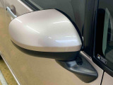 最も気になる室内は、特にこだわってクリーニングしております。マットやシートだけではなく、エアコンの吹き出し口やドアノブの隙間など、様々なブラシや道具を使い分けて、隅々までクリーニングしております。