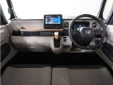 ◆視界広々で非常に運転しやすくロングドライブでも疲れを感じさせないすっきりとまとまったインパネ周りです。