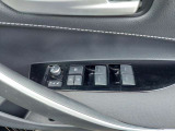 パワーウィンドウのスイッチです。運転席に居ながら窓を開け閉めのコントロールできます!