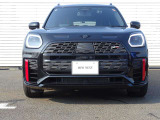 ご納車前には、MINIを熟知したメカニックによる100項目の点検・整備を行います。不具合箇所、交換時期に達している部品に関しましては、全て当社負担で交換してからのご納車となります。