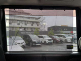 スライドドアの窓は日よけ付きです