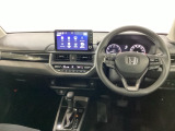 車内は光触媒抗菌消臭施工済です。スタイリッシュなデザインでスポーティなインパネ周りを演出します。グローブボックスやカップホルダーのほかにトレーなどたくさんの収納スペースが付いています。