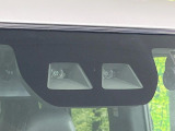 【スマートアシスト】走行中に前方の車両等を認識し、衝突しそうな時は警報とブレーキで衝突回避と被害軽減をアシスト。より安全にドライブをお楽しみいただけます。